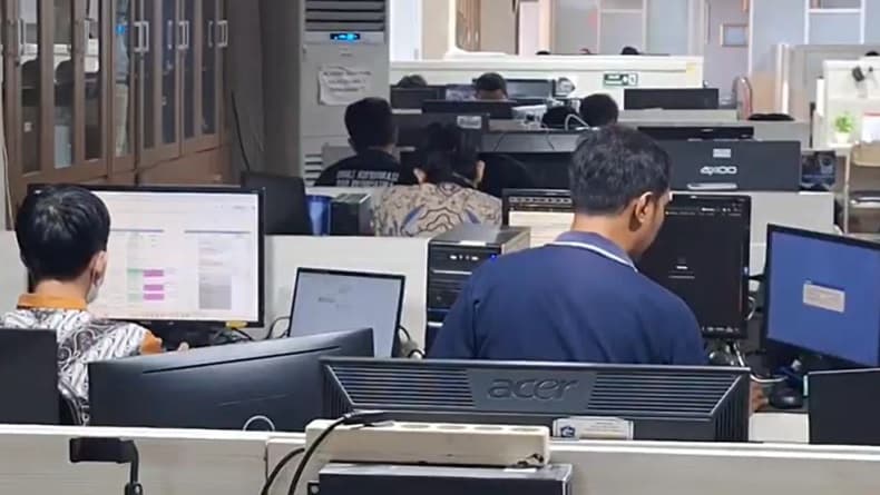 Pemkot Surabaya Terapkan WFH Setiap Jumat, ASN Diawasi Ketat Wajib Penuhi Kinerja Pemkot Surabaya Terapkan WFH Setiap Jumat, ASN Diawasi Ketat Wajib Penuhi Kinerja