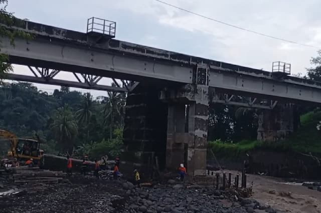 Pilar Jembatan KA di Sungai Pedes Brebes Tergerus Arus, Perjalanan Kereta Terganggu Pilar Jembatan KA di Sungai Pedes Brebes Tergerus Arus, Perjalanan Kereta Terganggu