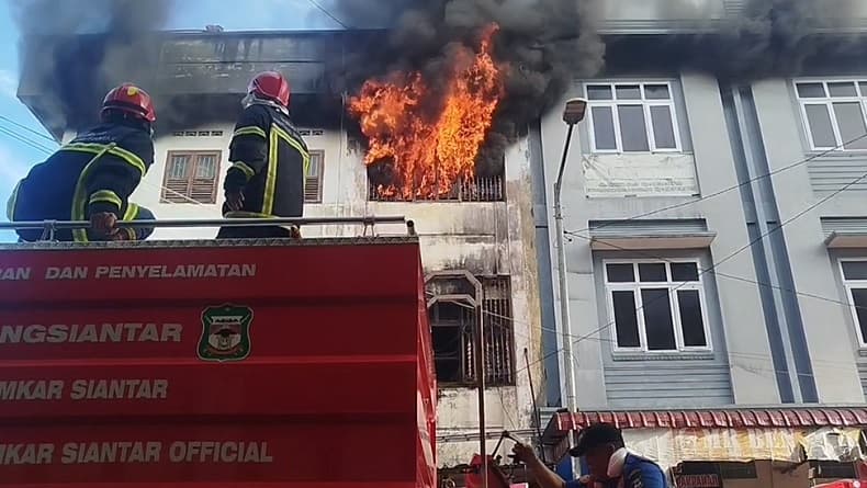 Kebakaran Hebat Ruko Grosir Sepatu di Pematangsiantar, Kerugian Ratusan Juta Rupiah Kebakaran Hebat Ruko Grosir Sepatu di Pematangsiantar, Kerugian Ratusan Juta Rupiah