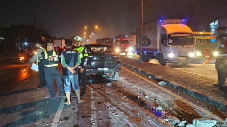 Tiang PJU Beraliran Listrik di Sidoarjo Roboh Ditabrak Mobil, Pemotor Tewas Tertimpa Tiang PJU Beraliran Listrik di Sidoarjo Roboh Ditabrak Mobil, Pemotor Tewas Tertimpa