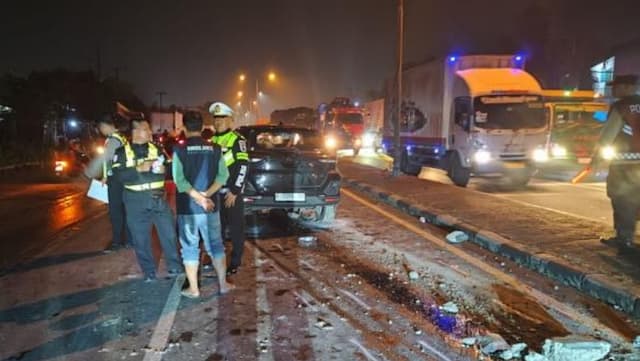 Tiang PJU Beraliran Listrik di Sidoarjo Roboh Ditabrak Mobil, Pemotor Tewas Tertimpa Tiang PJU Beraliran Listrik di Sidoarjo Roboh Ditabrak Mobil, Pemotor Tewas Tertimpa