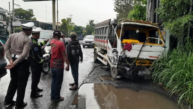 Truk Pasir Rem Blong Tabrak Truk Tronton di Sukoharjo, Sopir Terjepit Kabin Ringsek Truk Pasir Rem Blong Tabrak Truk Tronton di Sukoharjo, Sopir Terjepit Kabin Ringsek