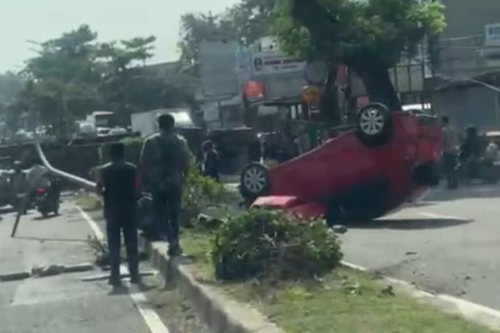 Kecelakaan Truk Kontainer Tabrak Mobil dan Motor di Turunan Silayur Semarang, 3 Orang Luka Kecelakaan Truk Kontainer Tabrak Mobil dan Motor di Turunan Silayur Semarang, 3 Orang Luka