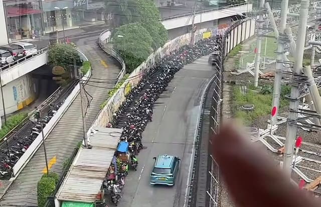 Viral Parkir Liar Dekat MRT Lebak Bulus Makan Setengah Jalan, Pramono Minta Walkot Jaksel Tertibkan Viral Parkir Liar Dekat MRT Lebak Bulus Makan Setengah Jalan, Pramono Minta Walkot Jaksel Tertibkan