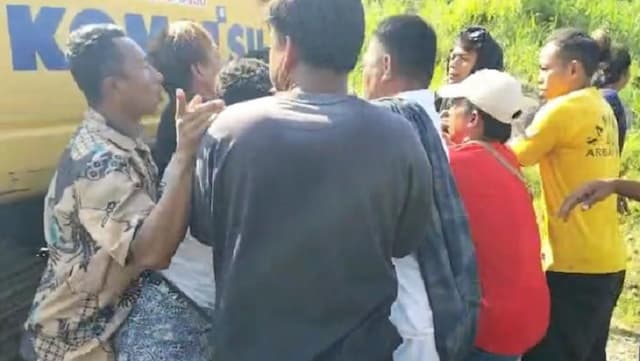 Viral Duel Kades dan Aktivis di Probolinggo, Diduga terkait Lahan Tambang Viral Duel Kades dan Aktivis di Probolinggo, Diduga terkait Lahan Tambang