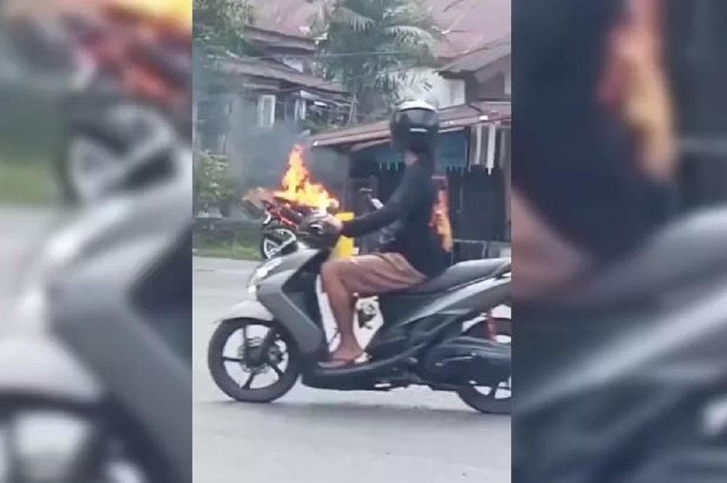 Viral! Motor Terbakar di Lampu Merah Maros, Diduga Korsleting saat Bonceng Tiga Viral! Motor Terbakar di Lampu Merah Maros, Diduga Korsleting saat Bonceng Tiga
