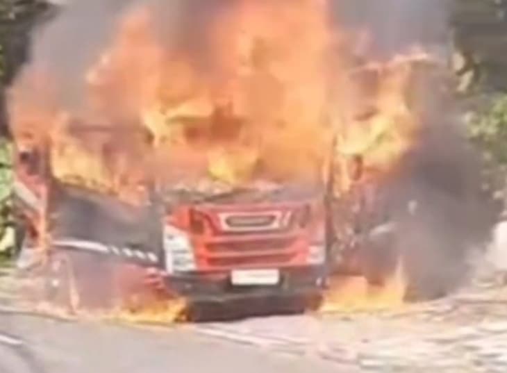 Ngeri! Minibus L300 Angkut 22 Emak-Emak di Jember Terbakar, Penumpang Panik Berhamburan Ngeri! Minibus L300 Angkut 22 Emak-Emak di Jember Terbakar, Penumpang Panik Berhamburan
