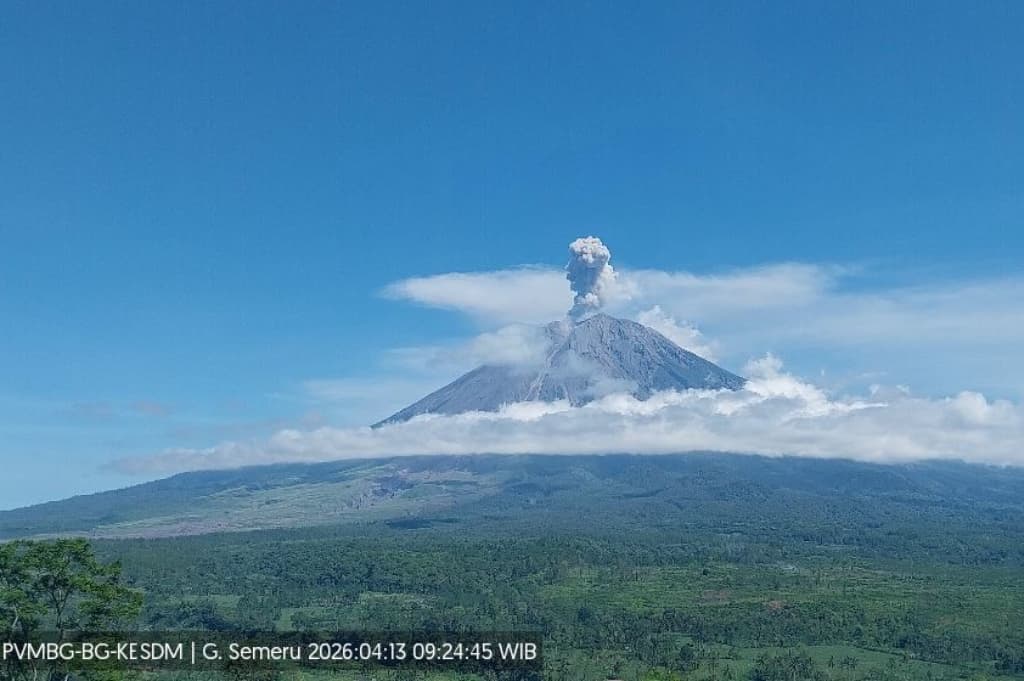 Gunung Semeru Meletus, Abu Vulkanis Menyembur Setinggi 1 Km ke Langit Gunung Semeru Meletus, Abu Vulkanis Menyembur Setinggi 1 Km ke Langit