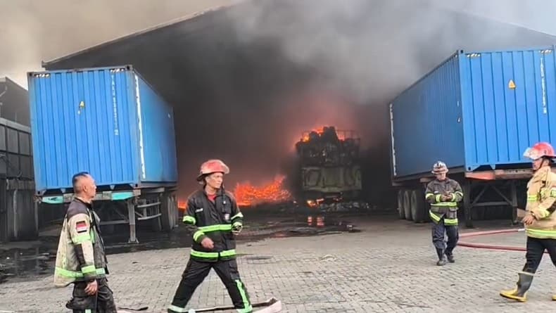 Gudang Ekspedisi di Medan Ludes Terbakar, Kerugian Miliaran Rupiah Gudang Ekspedisi di Medan Ludes Terbakar, Kerugian Miliaran Rupiah