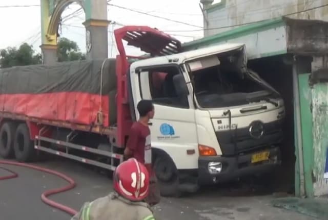 Kecelakaan di Jombang, Truk Tronton Seruduk Pikap hingga Masuk Rumah, 1 Luka Kecelakaan di Jombang, Truk Tronton Seruduk Pikap hingga Masuk Rumah, 1 Luka
