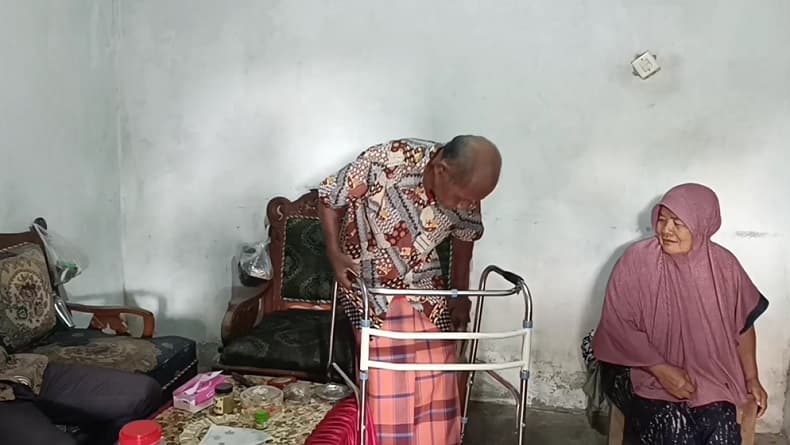 Lansia Terjerat Kabel WiFi Menjuntai di Lampung, Warga Desak Sanksi Tegas Perusahaan Abai Lansia Terjerat Kabel WiFi Menjuntai di Lampung, Warga Desak Sanksi Tegas Perusahaan Abai