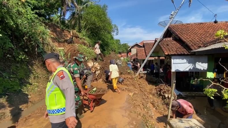 Hujan Deras, Tebing Longsor di Cilacap Putus Akses Jalan Penghubung Desa Hujan Deras, Tebing Longsor di Cilacap Putus Akses Jalan Penghubung Desa