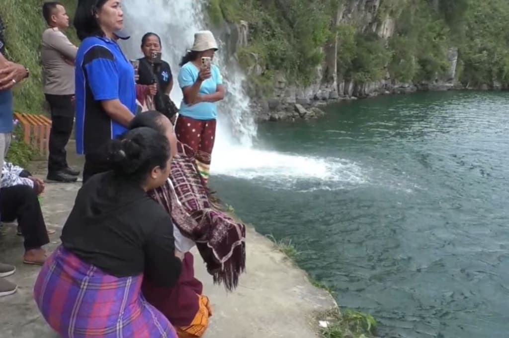 Mahasiswa Calon Pastor Tenggelam di Air Terjun Situmurun, Ibu Histeris di Tepi Danau Toba Mahasiswa Calon Pastor Tenggelam di Air Terjun Situmurun, Ibu Histeris di Tepi Danau Toba