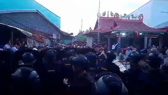 Kericuhan Kembali Pecah di Rohil, Warga Geruduk dan Rusak Rumah Terduga Bandar Narkoba Kericuhan Kembali Pecah di Rohil, Warga Geruduk dan Rusak Rumah Terduga Bandar Narkoba