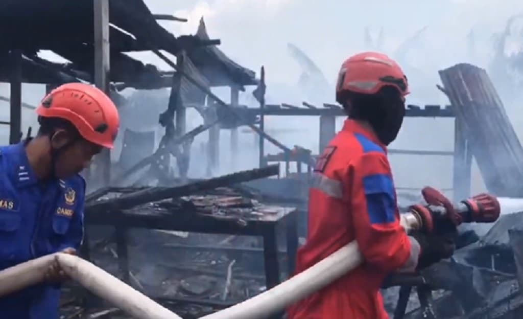 Tabung Gas Bocor, 5 Warung Makan di Bergas Semarang Ludes Terbakar Tabung Gas Bocor, 5 Warung Makan di Bergas Semarang Ludes Terbakar