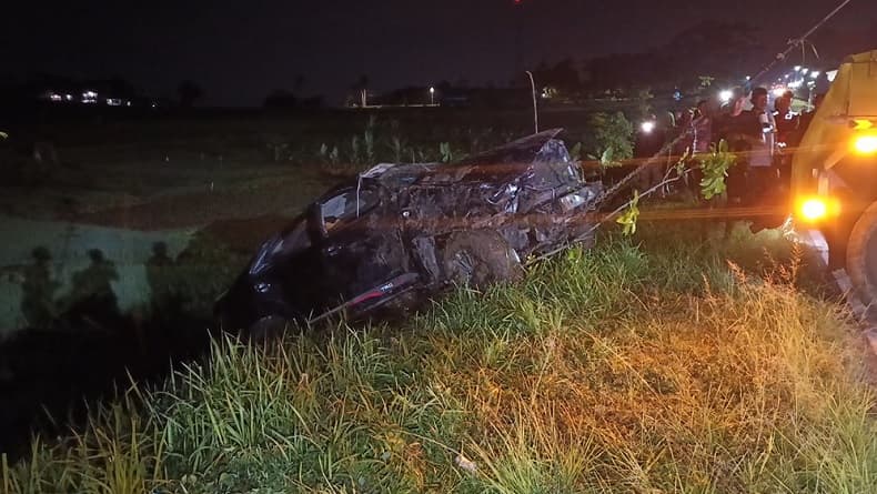 Fortuner Ringsek Terjun ke Jurang di Kuningan, 1 Orang Tewas 3 Luka-Luka Fortuner Ringsek Terjun ke Jurang di Kuningan, 1 Orang Tewas 3 Luka-Luka
