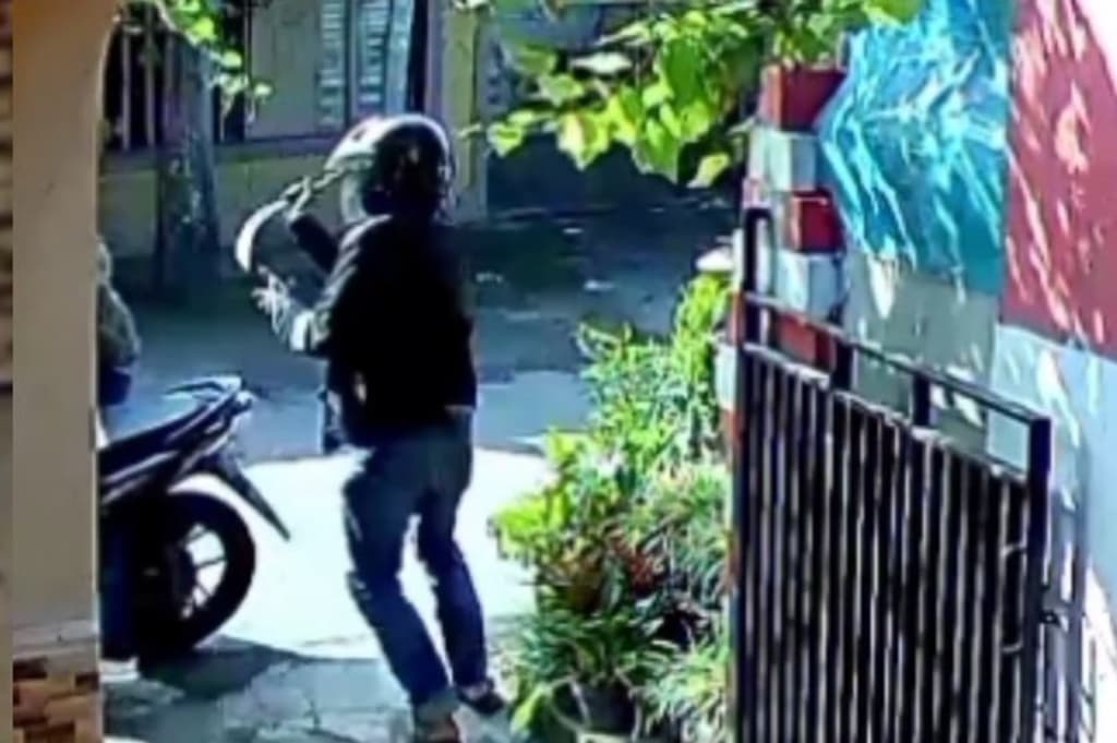 Viral Maling Motor Acungkan Celurit saat Tertangkap Basah Beraksi di Lumajang Viral Maling Motor Acungkan Celurit saat Tertangkap Basah Beraksi di Lumajang