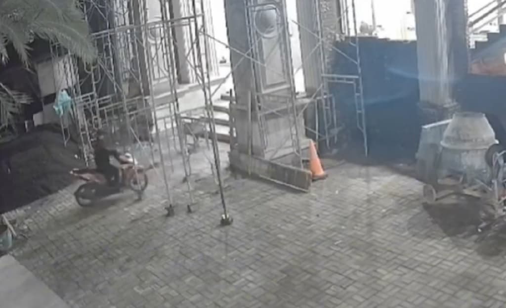 Terekam CCTV! Motor Muadzin di Pasuruan Digondol Maling saat Hendak Adzan Subuh Terekam CCTV! Motor Muadzin di Pasuruan Digondol Maling saat Hendak Adzan Subuh