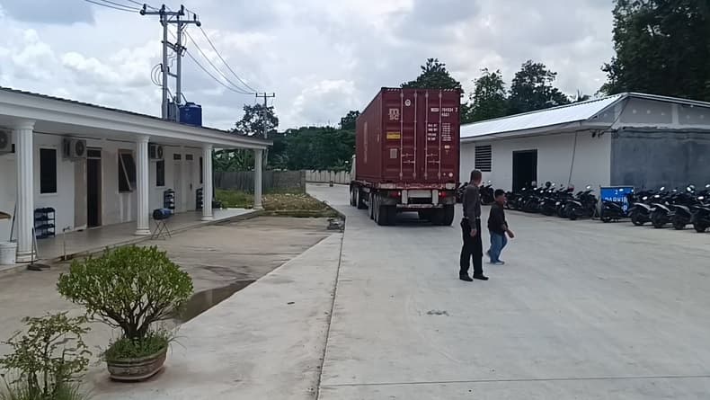 Puluhan Buruh di Lampung Diduga PHK Lewat WA, Perusahaan Sebut Pemberitahuan Libur Puluhan Buruh di Lampung Diduga PHK Lewat WA, Perusahaan Sebut Pemberitahuan Libur