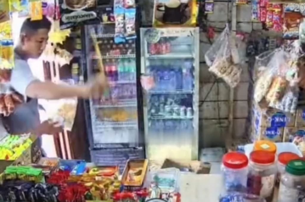 Ngeri! Preman di Medan Siram Bensin dan Ancam Bakar Warung gegara Tak Diberi Uang Ngeri! Preman di Medan Siram Bensin dan Ancam Bakar Warung gegara Tak Diberi Uang