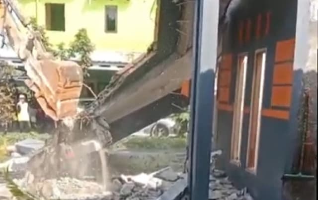 Ngenes! Gagal Nikah usai 8 Tahun Pacaran, TKW di Ngawi Bongkar Rumah Hasil Nabung Ngenes! Gagal Nikah usai 8 Tahun Pacaran, TKW di Ngawi Bongkar Rumah Hasil Nabung