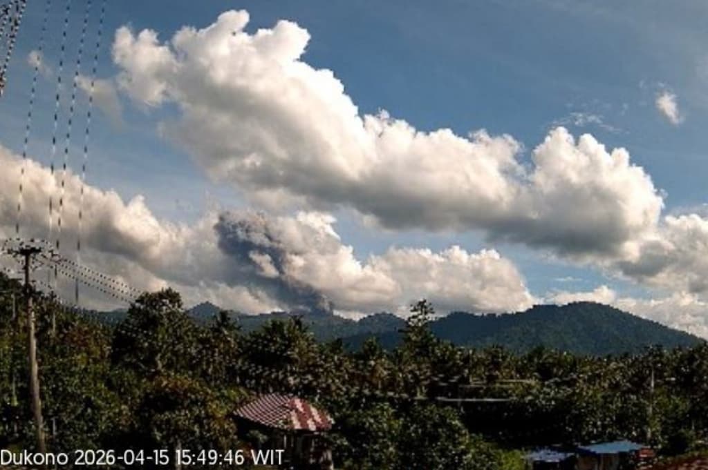 Gunung Dukono Meletus Dahsyat, Muntahkan Abu Vulkanis Setinggi 2.500 Meter Gunung Dukono Meletus Dahsyat, Muntahkan Abu Vulkanis Setinggi 2.500 Meter