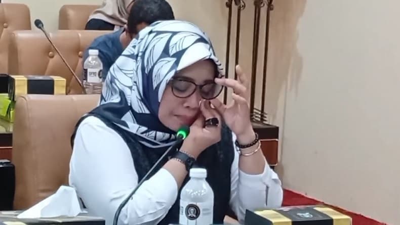 Tangis Ibu Korban Peluru Nyasar Marinir Pecah di DPRD Jatim, Minta Keadilan untuk Anak Tangis Ibu Korban Peluru Nyasar Marinir Pecah di DPRD Jatim, Minta Keadilan untuk Anak