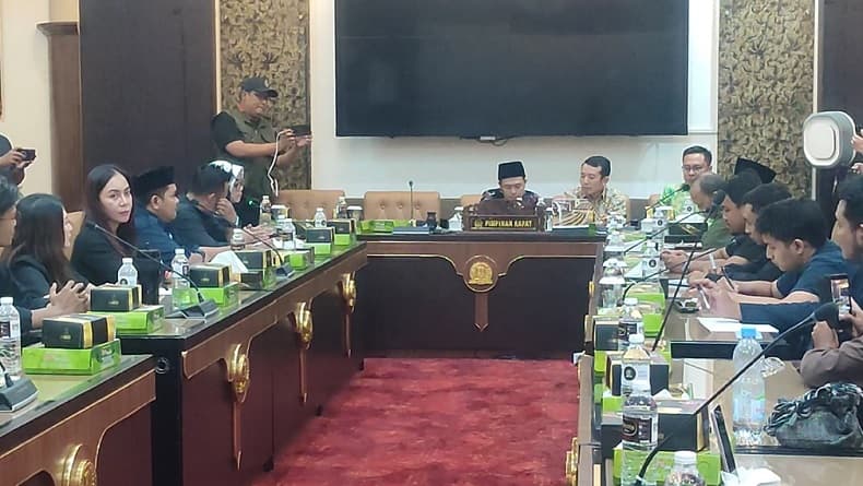 Keluarga Korban Peluru Nyasar Diduga dari Latihan Tembak Marinir Mengadu ke DPRD Jatim Keluarga Korban Peluru Nyasar Diduga dari Latihan Tembak Marinir Mengadu ke DPRD Jatim