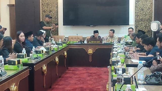 Keluarga Korban Peluru Nyasar Diduga dari Latihan Tembak Marinir Mengadu ke DPRD Jatim Keluarga Korban Peluru Nyasar Diduga dari Latihan Tembak Marinir Mengadu ke DPRD Jatim