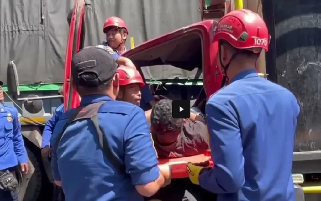 Kecelakaan 2 Truk Adu Banteng di Magelang, Sopir Terjepit Kabin Kecelakaan 2 Truk Adu Banteng di Magelang, Sopir Terjepit Kabin
