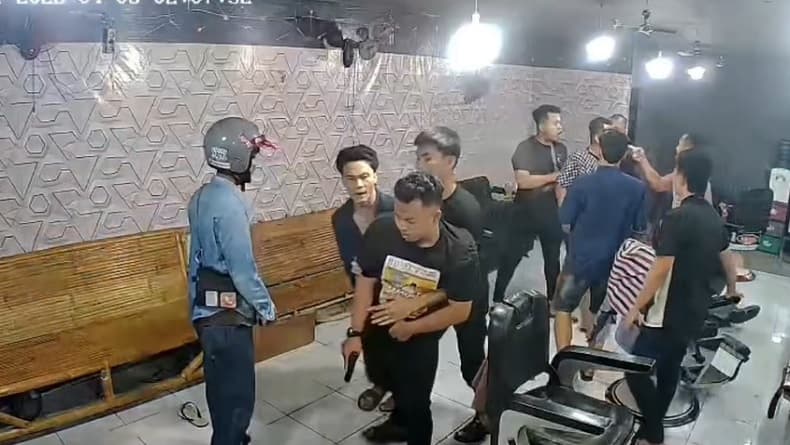 Viral! Perkelahian Disertai Ancaman Senpi di Medan Berujung Pelaporan ke Propam Polda Sumut Viral! Perkelahian Disertai Ancaman Senpi di Medan Berujung Pelaporan ke Propam Polda Sumut