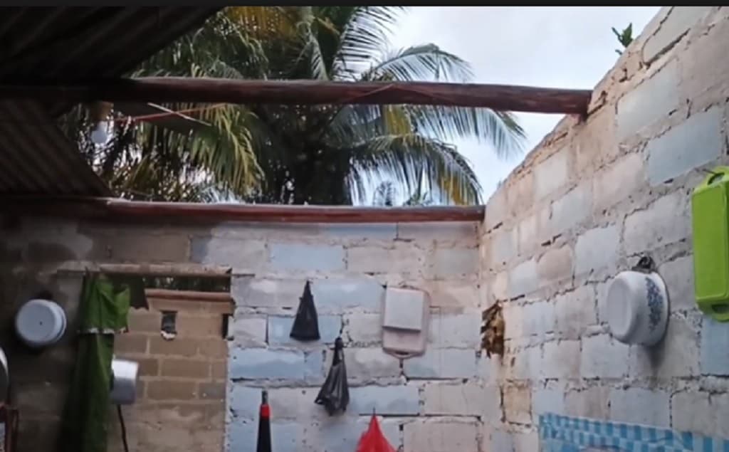 Hujan Badai Terjang 2 Desa di Bangka Barat, Lebih dari 20 Rumah Rusak Parah Hujan Badai Terjang 2 Desa di Bangka Barat, Lebih dari 20 Rumah Rusak Parah