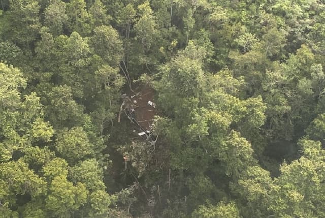 Penampakan Helikopter Jatuh di Hutan Sekadau Kalbar, Ekor Hancur Penampakan Helikopter Jatuh di Hutan Sekadau Kalbar, Ekor Hancur