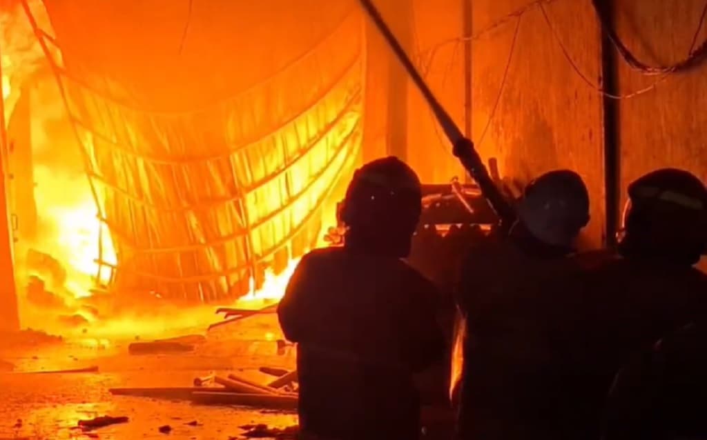 Kebakaran Hebat Pabrik Lakban di Surabaya, Belasan Mobil Damkar Dikerahkan Kebakaran Hebat Pabrik Lakban di Surabaya, Belasan Mobil Damkar Dikerahkan