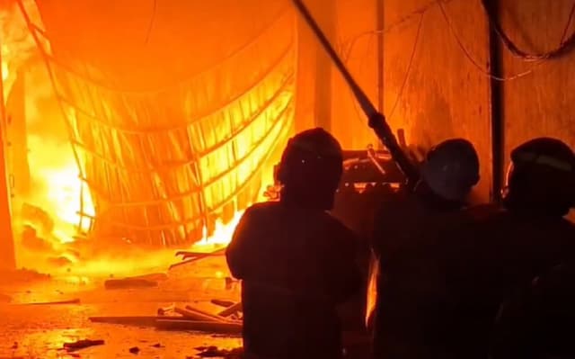 Kebakaran Hebat Pabrik Lakban di Surabaya, Belasan Mobil Damkar Dikerahkan Kebakaran Hebat Pabrik Lakban di Surabaya, Belasan Mobil Damkar Dikerahkan