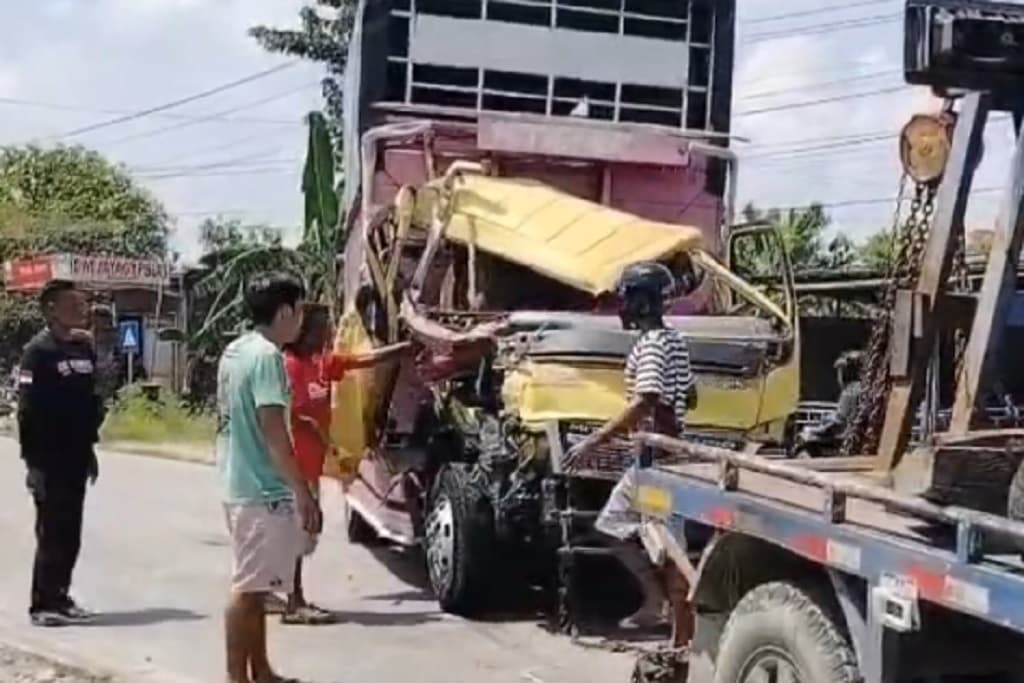 Kecelakaan 2 Truk Adu Banteng di Grobogan, 5 Orang Luka Berat Kecelakaan 2 Truk Adu Banteng di Grobogan, 5 Orang Luka Berat