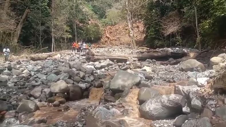 Longsor Bukik Malalo Tutup Aliran Sungai, Warga Tanah Datar Khawatir Banjir Bandang Longsor Bukik Malalo Tutup Aliran Sungai, Warga Tanah Datar Khawatir Banjir Bandang