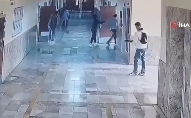 Siswa SMP Tembaki Teman Tewaskan 9 Orang, Turki Perketat Penjagaan Seluruh Sekolah Siswa SMP Tembaki Teman Tewaskan 9 Orang, Turki Perketat Penjagaan Seluruh Sekolah