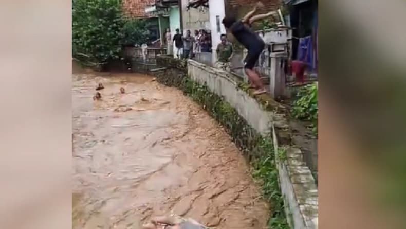 Wanita Hanyut di Sungai Cibanjaran Bandung Ditemukan Tewas, 1 Penolong Hilang Wanita Hanyut di Sungai Cibanjaran Bandung Ditemukan Tewas, 1 Penolong Hilang