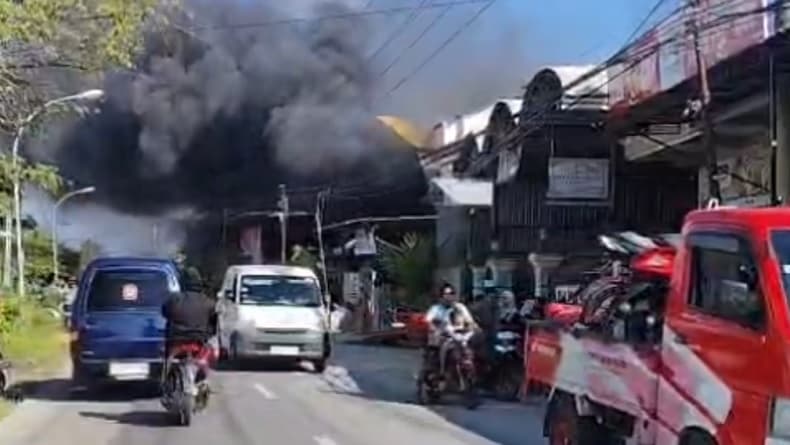 Kebakaran Gudang Bahan Bangunan di Bangkalan, Diduga akibat Tinner Tersambar Bara Rokok Kebakaran Gudang Bahan Bangunan di Bangkalan, Diduga akibat Tinner Tersambar Bara Rokok