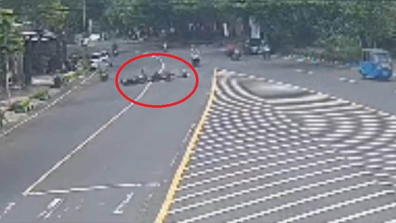 Detik-Detik 2 Motor Tabrakan di Tuban Terekam CCTV, 1 Orang Tewas 1 Luka Detik-Detik 2 Motor Tabrakan di Tuban Terekam CCTV, 1 Orang Tewas 1 Luka