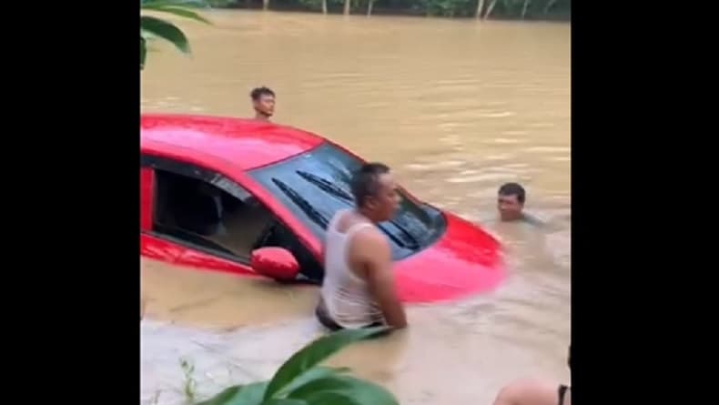 Viral! Mobil Rombongan Pemain Sandiwara Terseret Banjir di Indramayu Viral! Mobil Rombongan Pemain Sandiwara Terseret Banjir di Indramayu