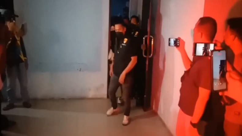 Polda Sumut Bawa Koper Berisi Dokumen Penting dari Penggeledahan Diskominfo Tebing Tinggi Polda Sumut Bawa Koper Berisi Dokumen Penting dari Penggeledahan Diskominfo Tebing Tinggi