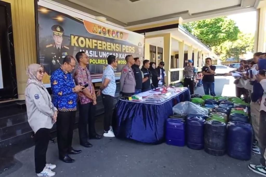 Polisi Bongkar Penimbunan BBM Subsidi hingga 1 Ton di Bondowoso, 2 Tersangka Ditangkap Polisi Bongkar Penimbunan BBM Subsidi hingga 1 Ton di Bondowoso, 2 Tersangka Ditangkap