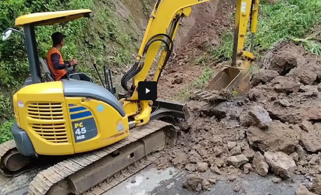 Tebing 30 Meter di Banjarnegara Longsor, Jalur Wisata Dieng Lumpuh Total Tebing 30 Meter di Banjarnegara Longsor, Jalur Wisata Dieng Lumpuh Total