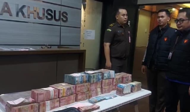 Penampakan Uang Rp2,3 Miliar Hasil Pungli Izin Tambang, Kadis ESDM Jatim Ditahan Penampakan Uang Rp2,3 Miliar Hasil Pungli Izin Tambang, Kadis ESDM Jatim Ditahan