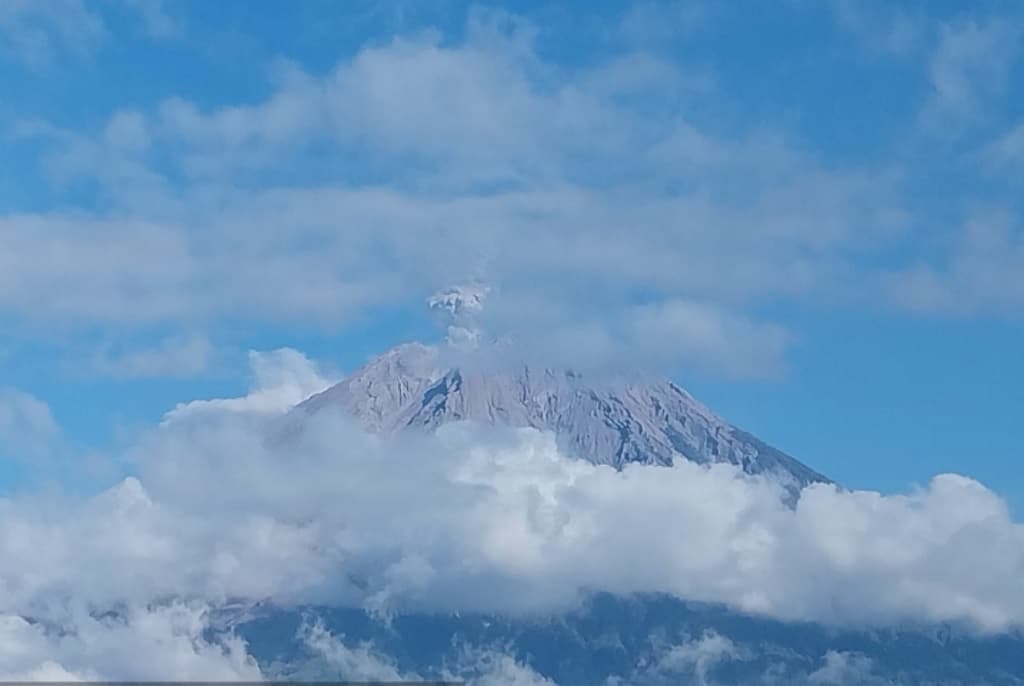 Gunung Semeru 7 Kali Muntahkan Awan Panas Sabtu Pagi Gunung Semeru 7 Kali Muntahkan Awan Panas Sabtu Pagi
