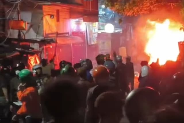 Tawuran Warga Pecah Saling Lempar Petasan di Tanah Abang, 2 Gerobak Buah Terbakar Tawuran Warga Pecah Saling Lempar Petasan di Tanah Abang, 2 Gerobak Buah Terbakar