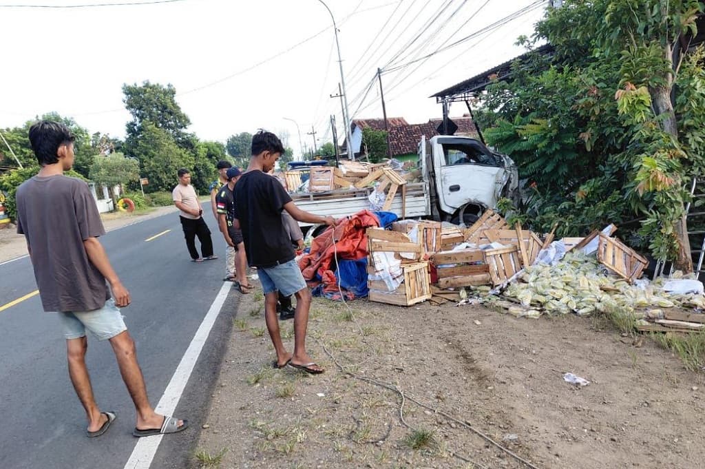 Kecelakaan Truk Tabrak Pagar Rumah di Ponorogo, Diduga gegara Ban Pecah Kecelakaan Truk Tabrak Pagar Rumah di Ponorogo, Diduga gegara Ban Pecah