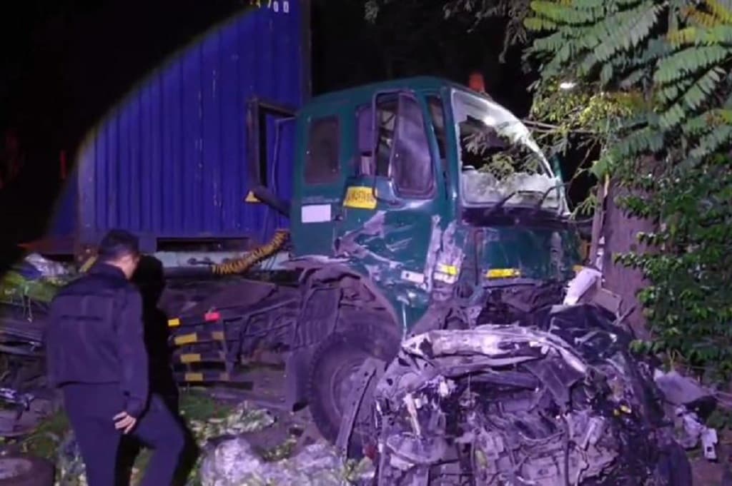 Kecelakaan Maut Truk Trailer Tabrak 5 Kendaraan di Probolinggo, 4 Orang Sekeluarga Tewas Kecelakaan Maut Truk Trailer Tabrak 5 Kendaraan di Probolinggo, 4 Orang Sekeluarga Tewas